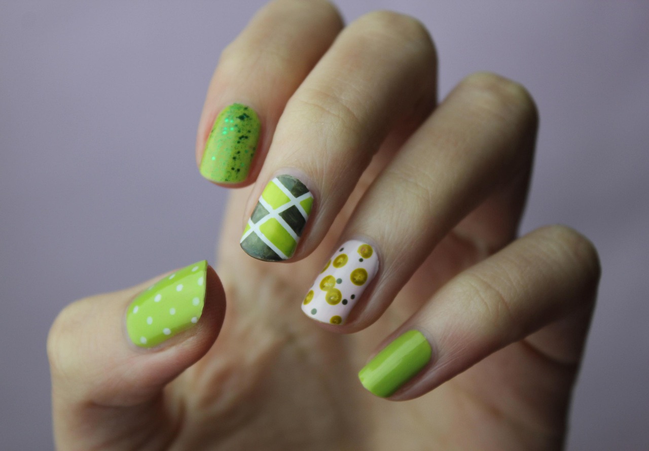 entdecken sie die neuesten trends und techniken in der nagelkunst. von klassischen maniküren bis hin zu kreativen nageldesigns - alles für schöne und gepflegte nägel!
